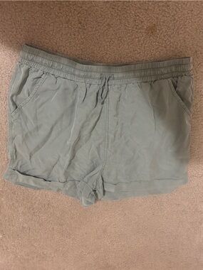 Universal Thread Women’s Sage Green Elastic Shorts with cuff